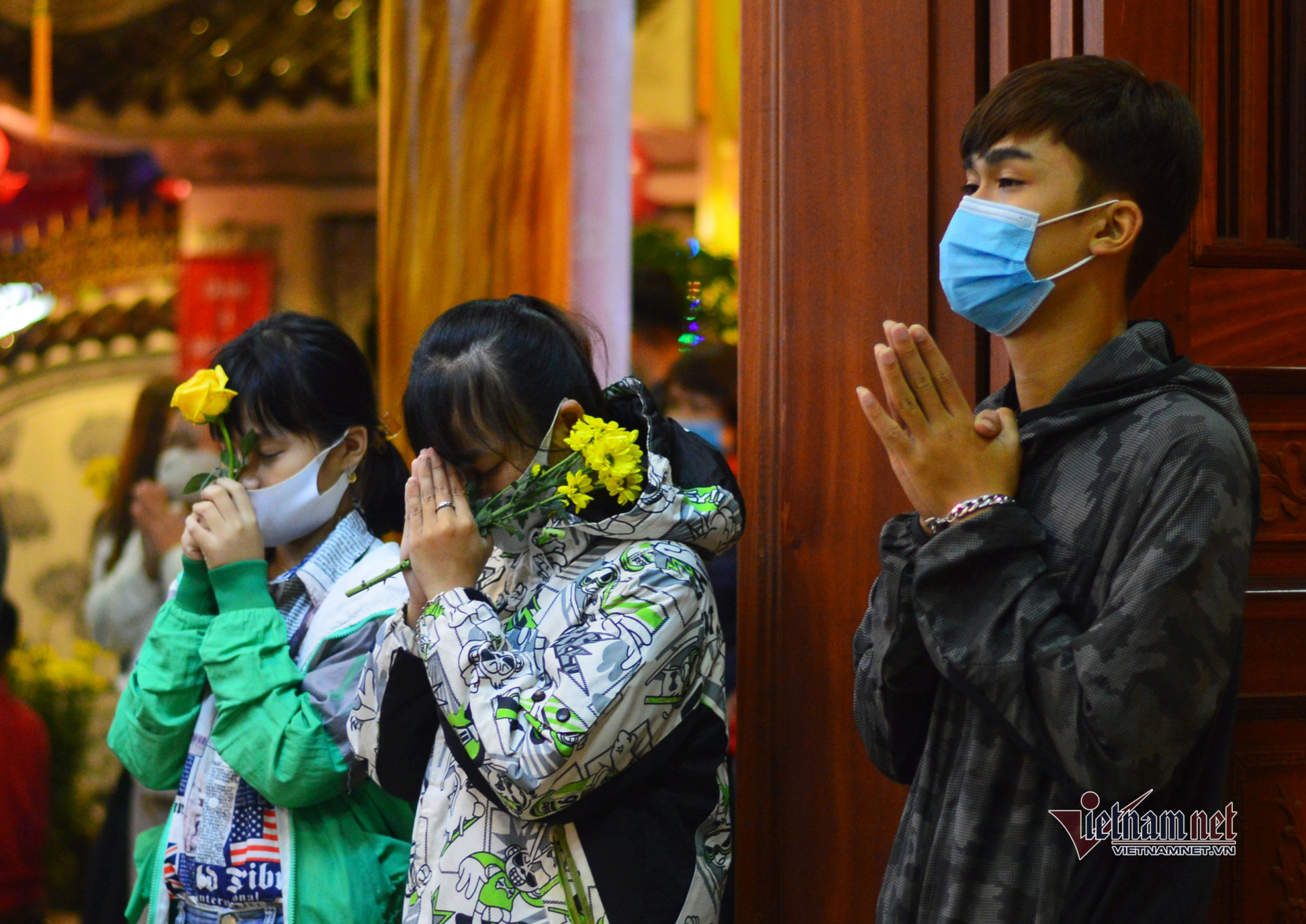 Calligraphers wear face masks, give words in Temple of Literature