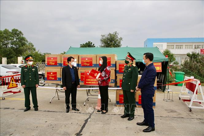 hanoi presents financial aid and face masks to pandemic hit hai duong province