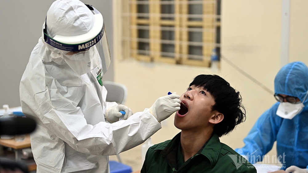 photos thousands of military enlistees in hanoi tested for covid 19