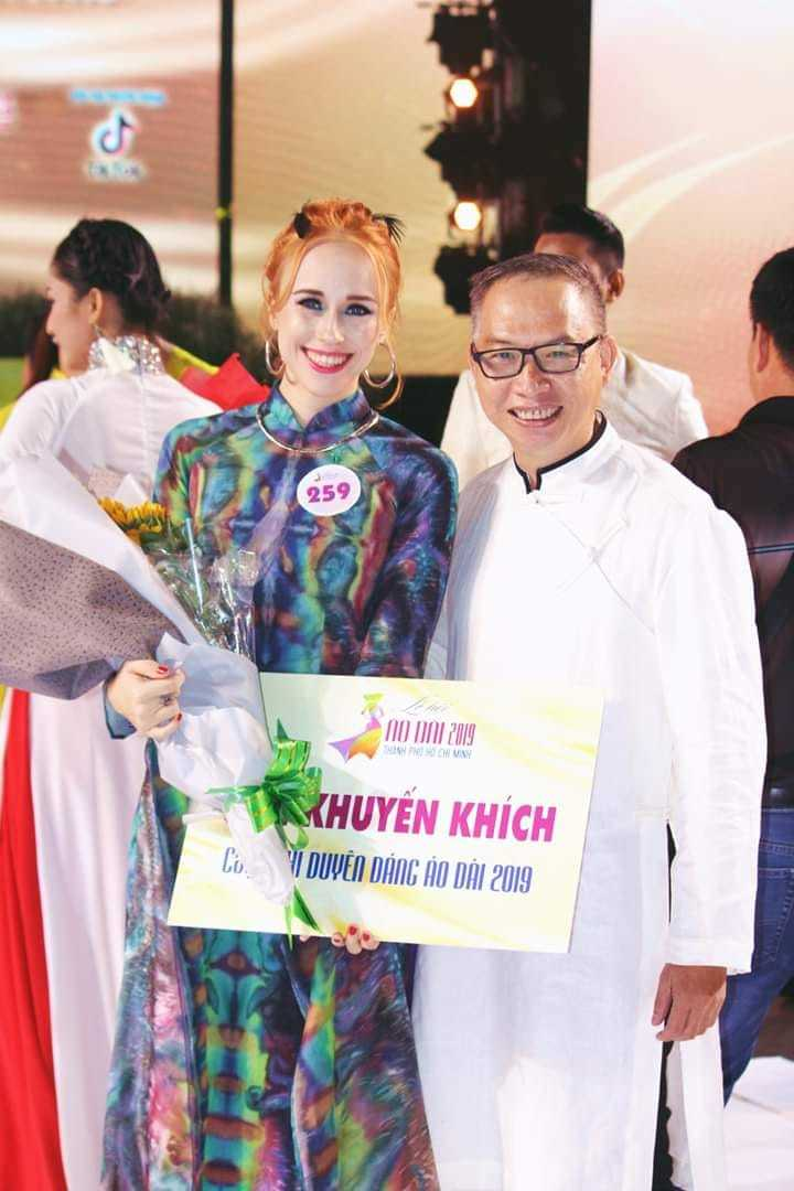 foreign woman loves ao dai brings vietnamese silk products to the world