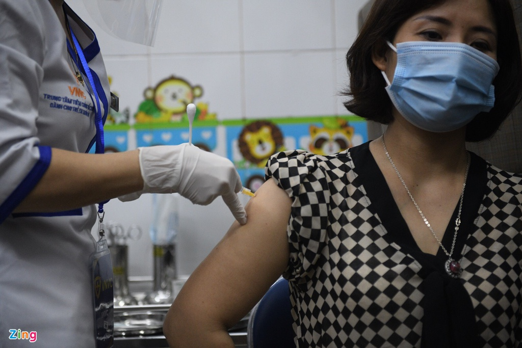 Photos: First shots of Covid-19 vaccine given to frontline medical workers today