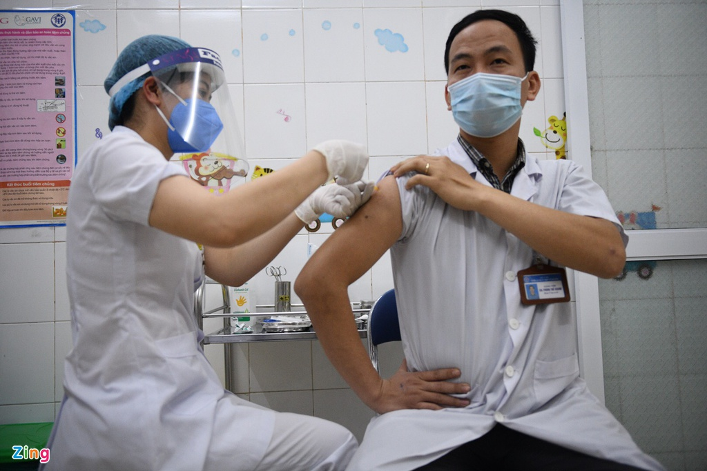 Photos: First shots of Covid-19 vaccine given to frontline medical workers today