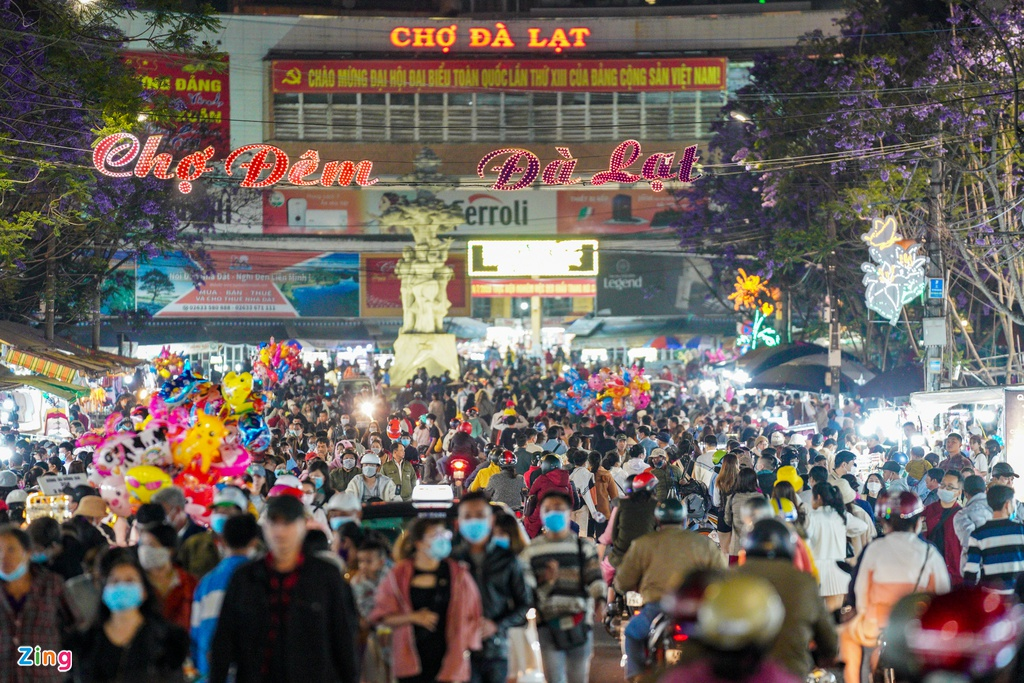 tourist sites across vietnam crowded again as covid 19 situation subsides