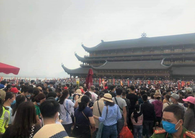 Tourist sites across Vietnam crowded again as Covid-19 situation subsides