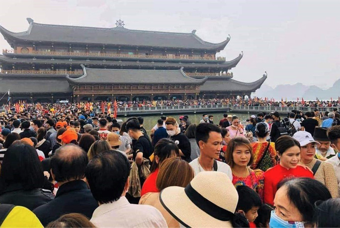Tourist sites across Vietnam crowded again as Covid-19 situation subsides