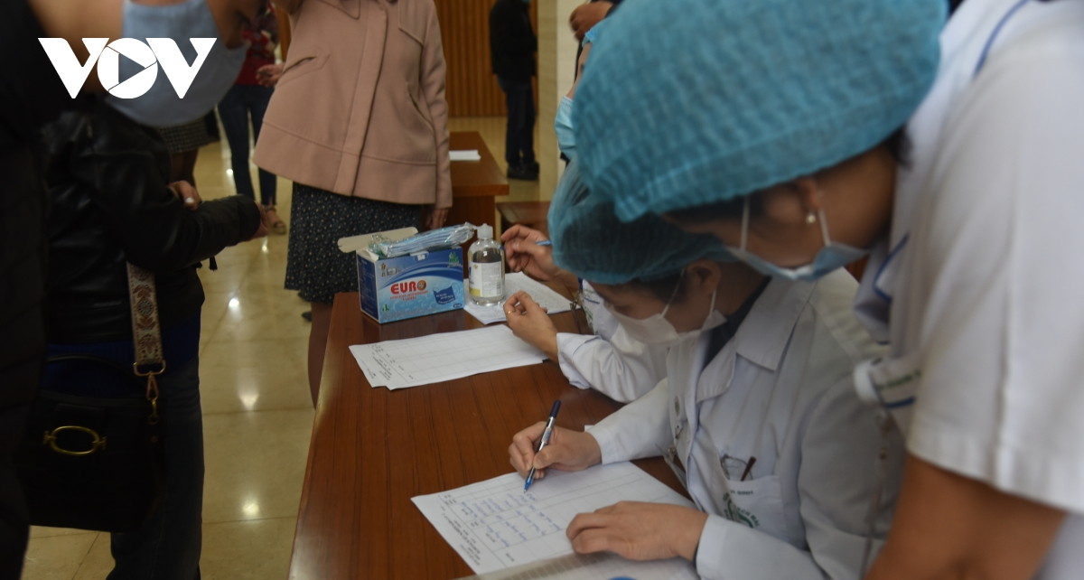 Delegates, reporters at 11th session of the 14th National Assembly tested for Covid-19