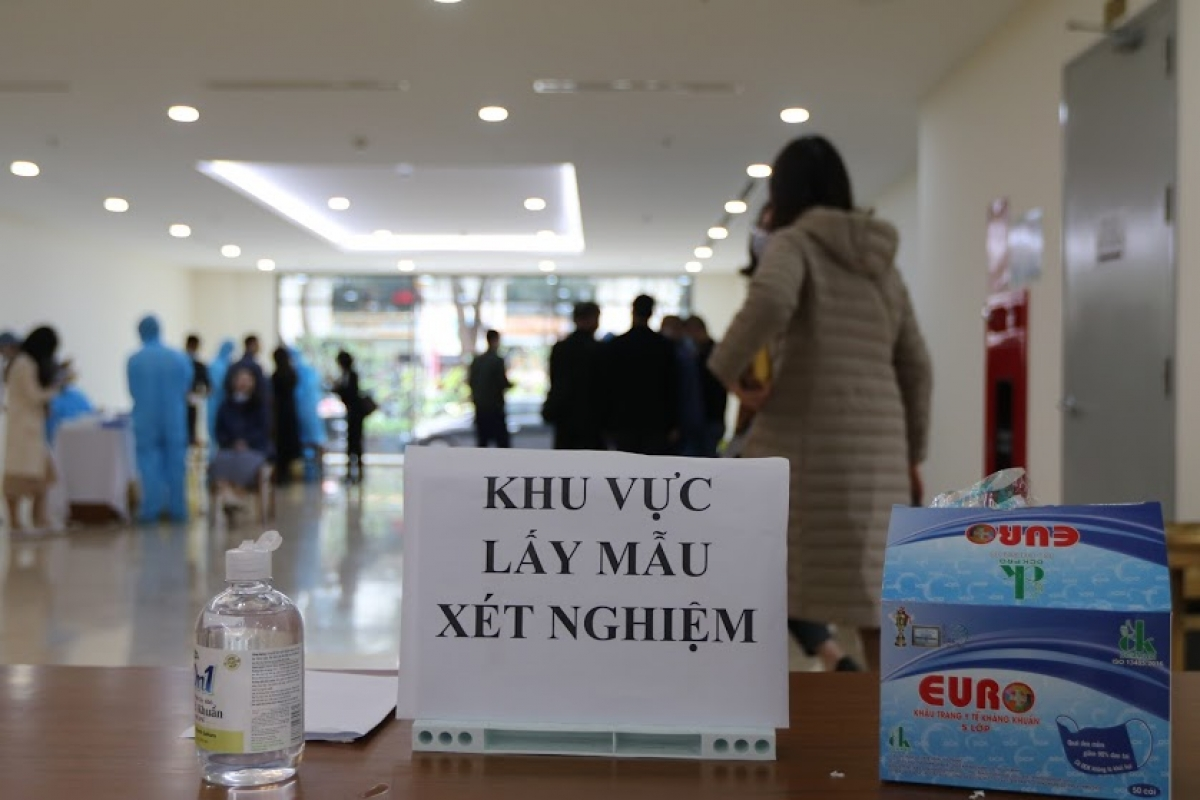 Delegates, reporters at 11th session of the 14th National Assembly tested for Covid-19