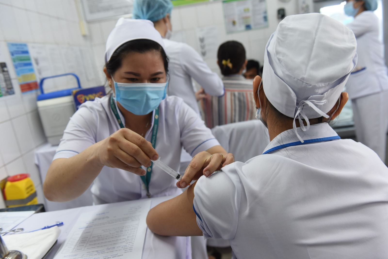 three prioritized groups receiving covid 19 vaccine in second phase in hcmc