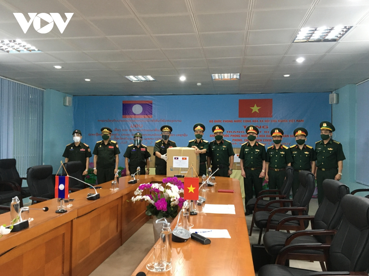 Vietnam gifts medical equipment to help Laos in Covid-19 fight