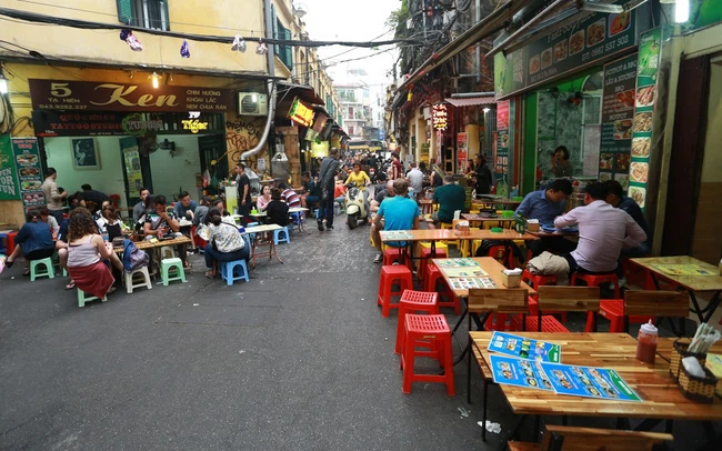 Hanoi closes sidewalk eateries, cafes amid Covid-19 threat