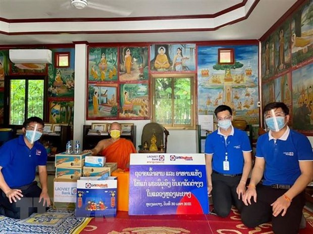 Vietnamese in Laos join hands with local authorities to battle Covid-19