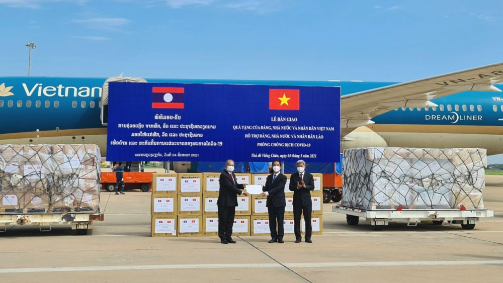 Vietnam supports Laos $500.000, medical equipment in Covid-19 fight