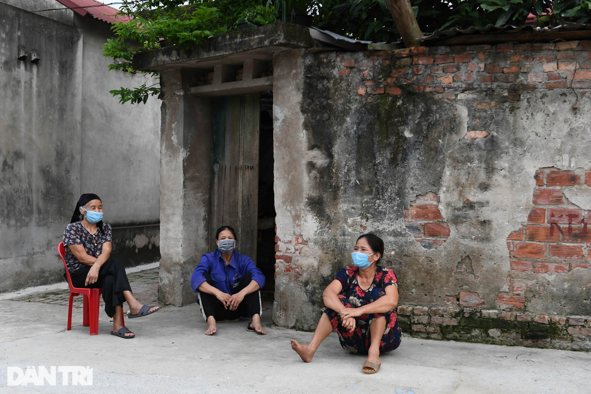Inside the Covid-19 blockaded village outskirts of Hanoi