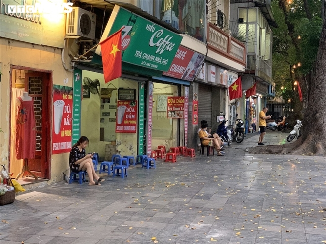 both deserted and crowded scenes at hanoi eateries cafes during covid 19 time