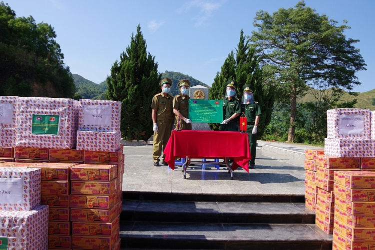 Dien Bien Province presents medical supplies to Laos border guard forces