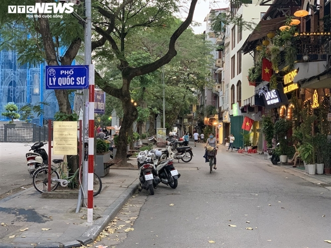 Both deserted and crowded scenes at Hanoi eateries, cafes during Covid-19 time