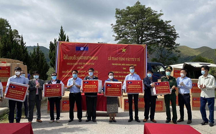 Dien Bien Province gifts medical supplies to six Lao northern provinces