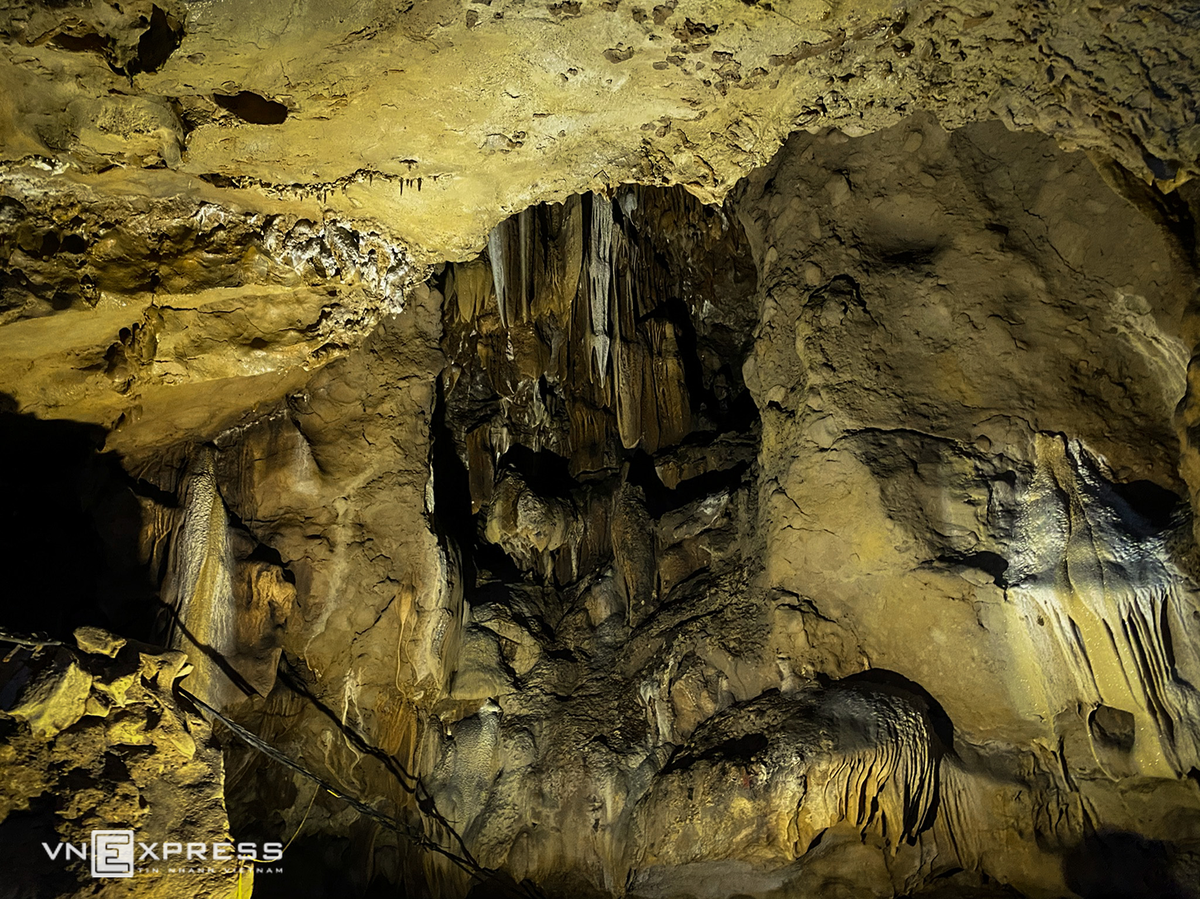 Spectacular cave with '99 mountains, 99 lakes' in northwestern province