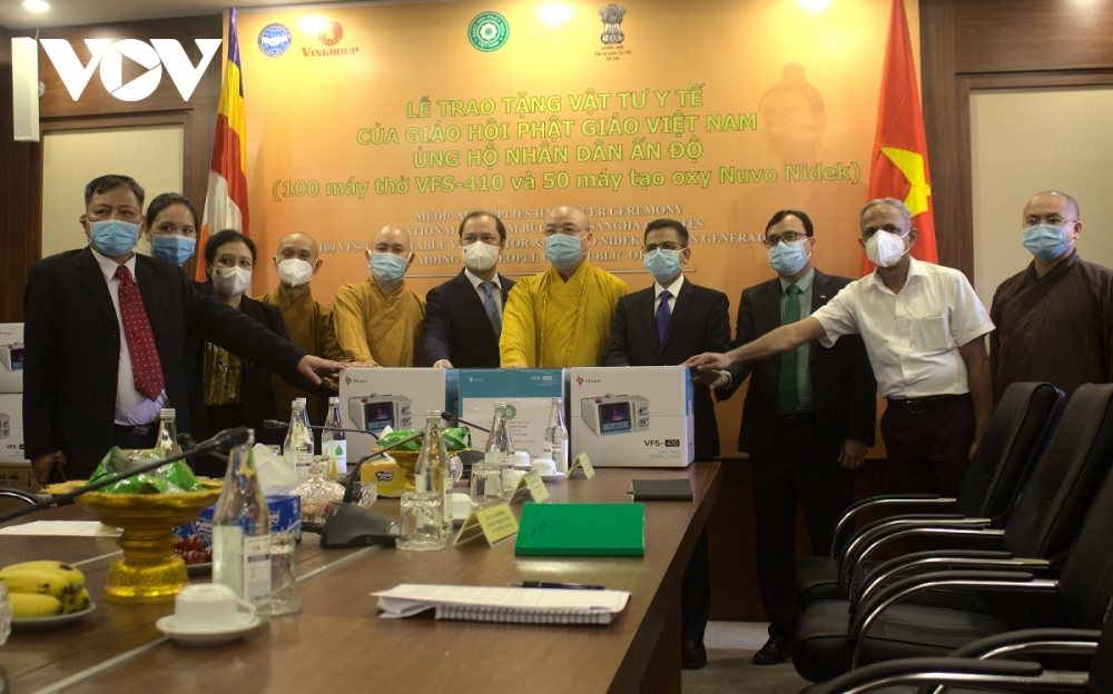 Vietnam Buddhist Sangha presents medical supplies to support India in Covid-19 battle