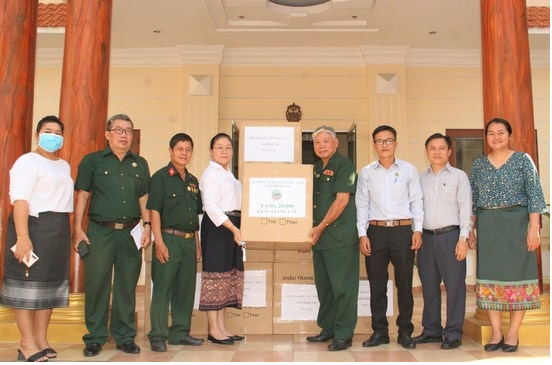 Vietnam-Thailand Friendship Association in Dong Nai gifts 15,000 medical masks to Thai people