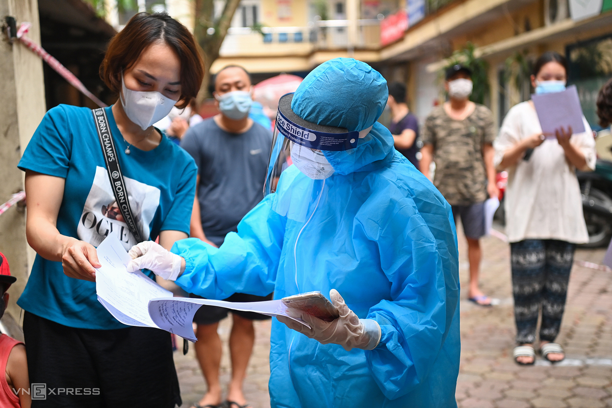 In Photos: Hanoi conducts Covid-19 testing for people returning from Da Nang