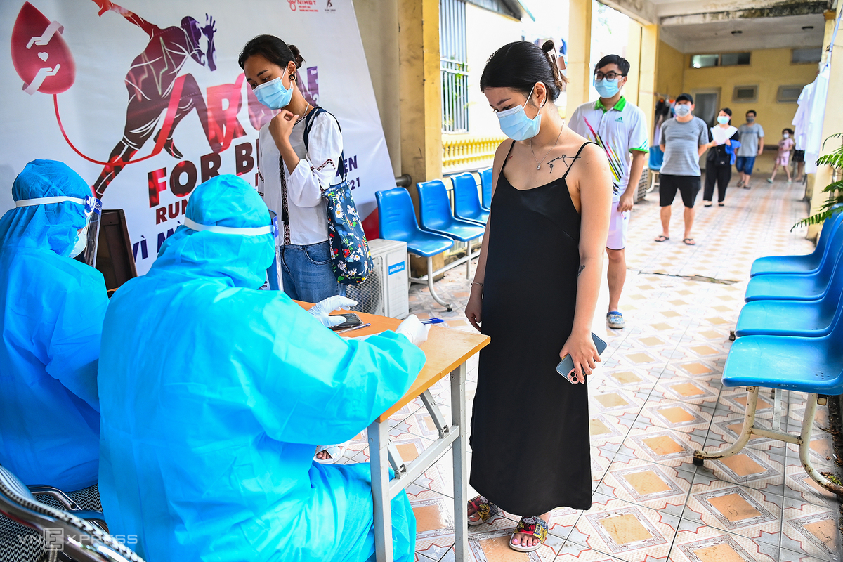 In Photos: Hanoi conducts Covid-19 testing for people returning from Da Nang
