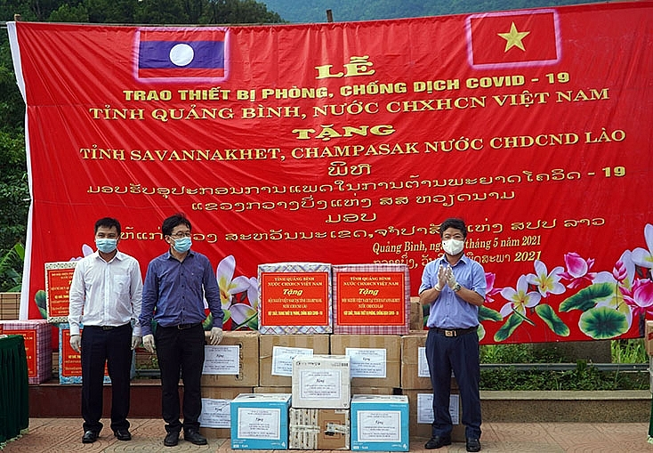 Quang Binh presents medical equipment to Laos provinces