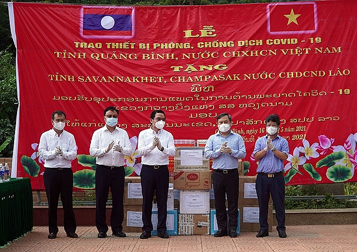 Quang Tri gifts medical supplies to assist Lao localities in Covid-19 fight