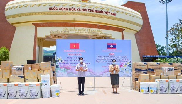 Quang Tri gifts medical supplies to assist Lao localities in Covid-19 fight