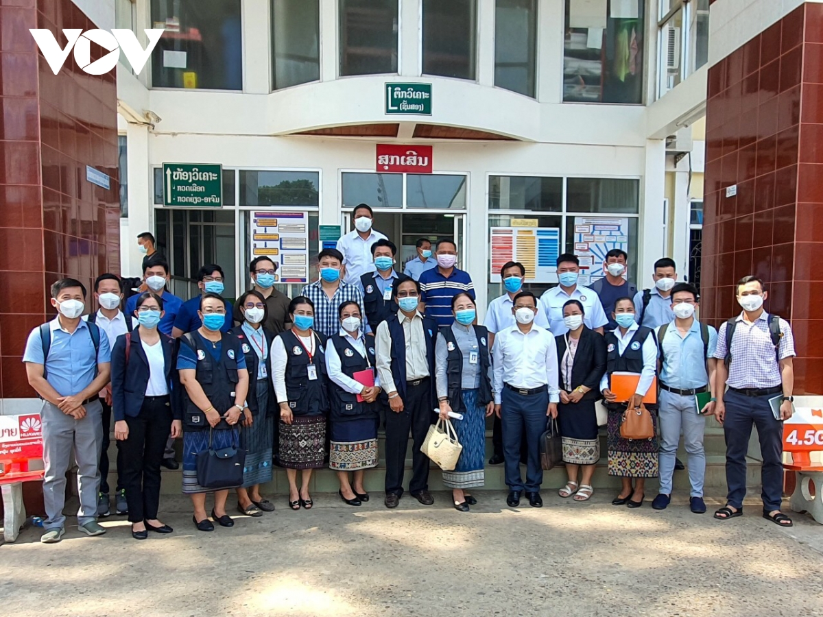 Vietnamese medical workers dedicate to help Laos in Covid-19 fight