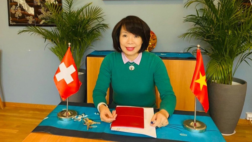 Vietnam, Swiss pharmaceutical group discuss cooperation on Covid-19 prevention and control
