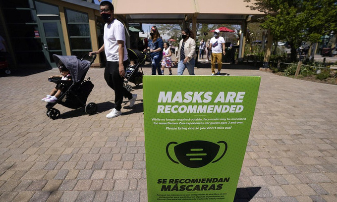 Vietnamese in the United States “loyal” to face masks despite loosened regulation