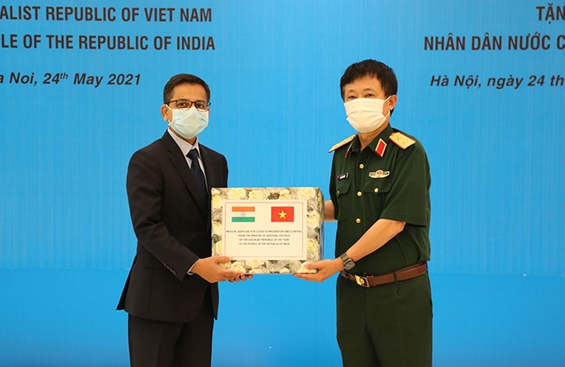 Vietnamese Defense Ministry presents medical supplies to India