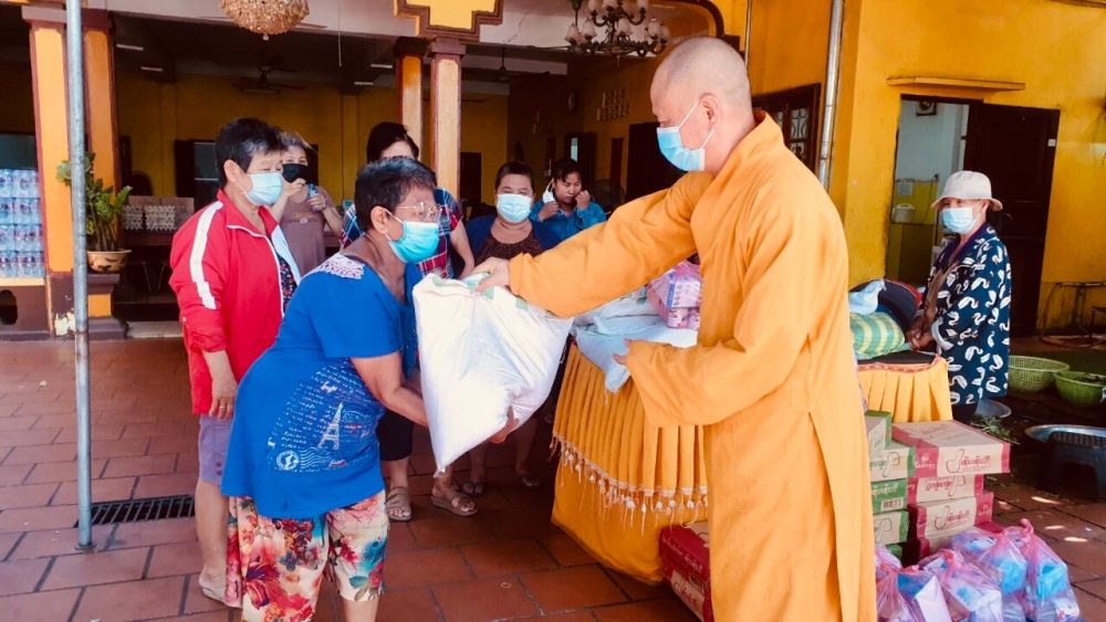 Phat Tich Pagoda in Vientiane presents gifts to overseas Vietnamese