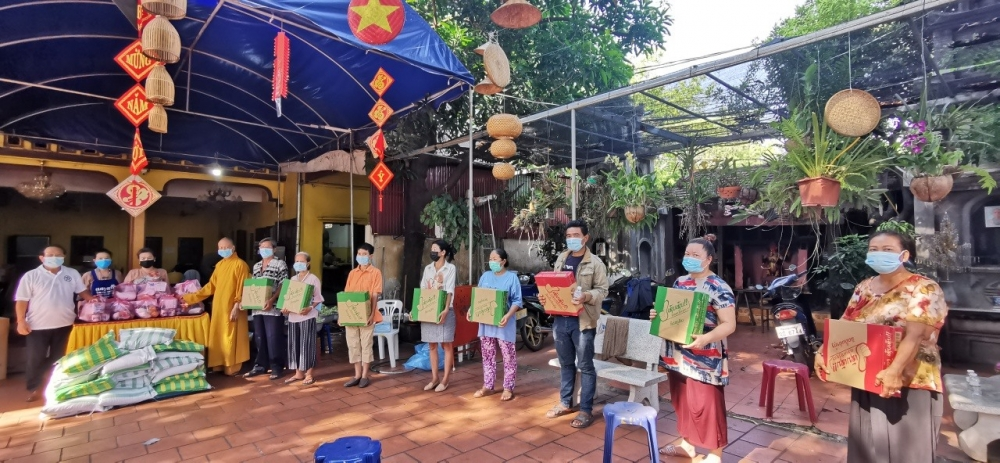 Phat Tich Pagoda in Vientiane presents gifts to overseas Vietnamese