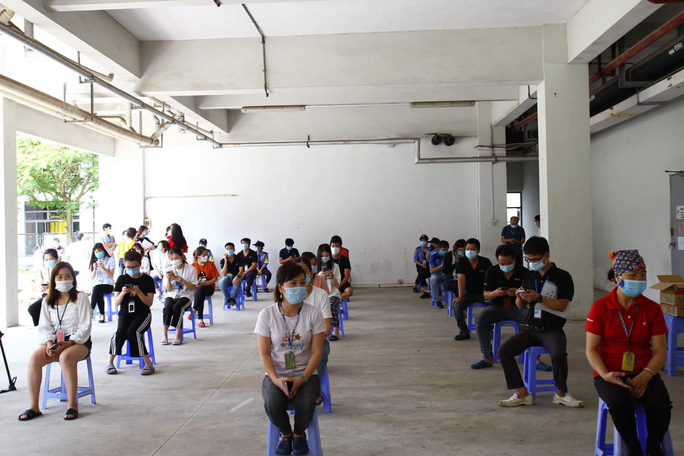 In Photos: Workers in Bac Ninh, Bac Giang provinces receive Covid-19 vaccine