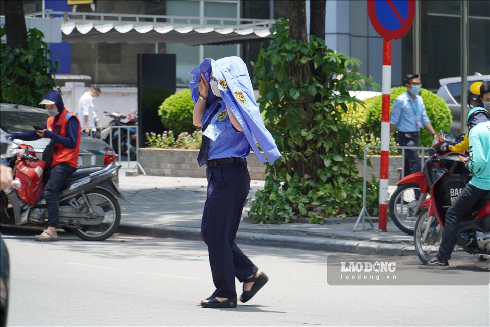 Workers in Hanoi grapple with blazing weather