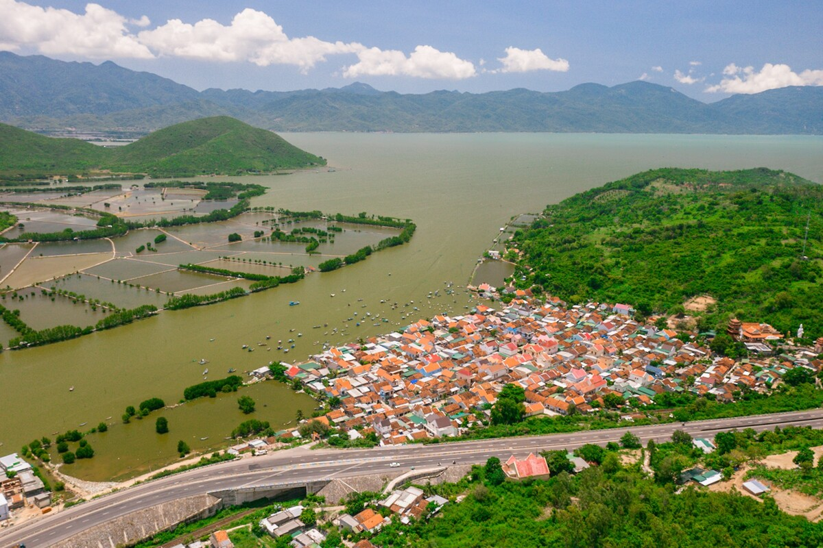 Breath-taking bird-eye view of Khanh Hoa - Phu Yen route