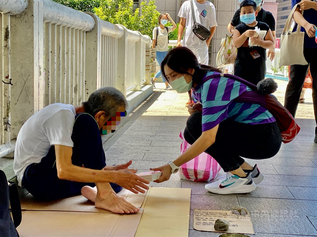 Vietnamese students in Taiwan donate free meals to the local homeless
