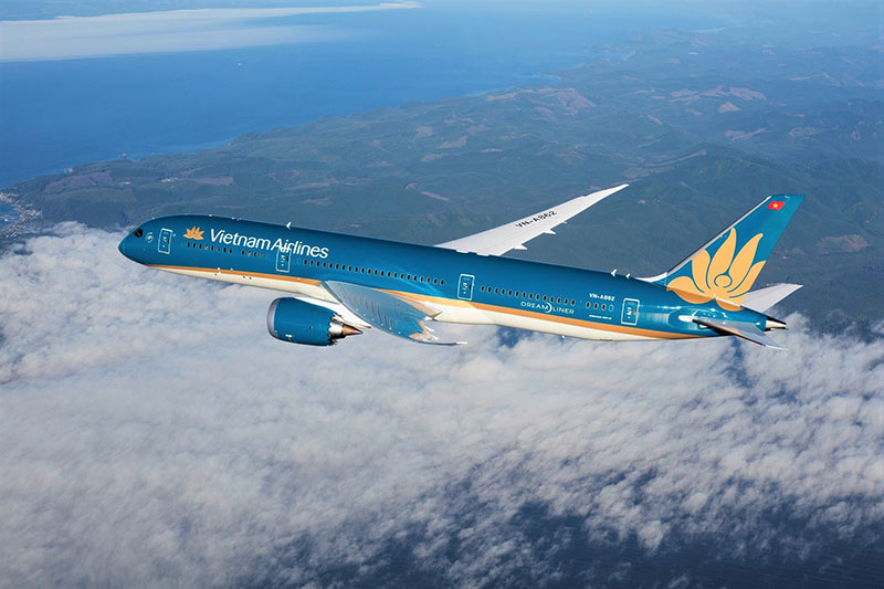 vietnam airlines resumes the first intl commercial flight entering vietnam