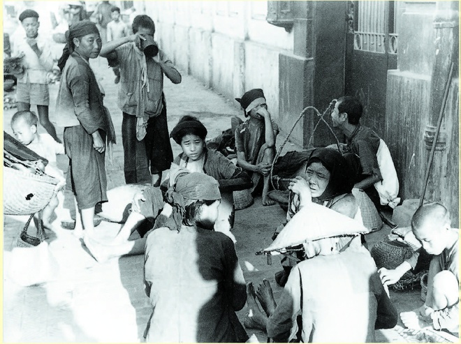Street vendors in Hanoi in the old days