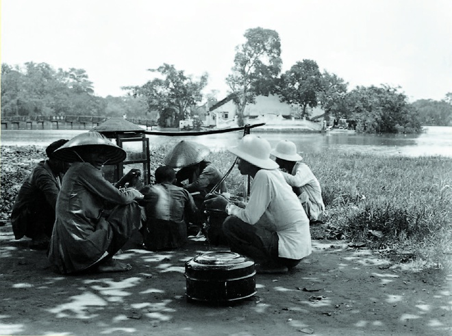 Street vendors in Hanoi in the old days