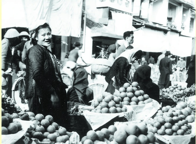 Street vendors in Hanoi in the old days