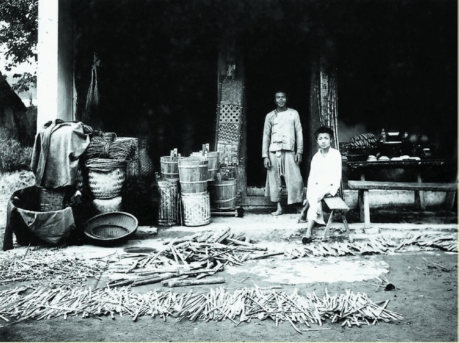 Street vendors in Hanoi in the old days