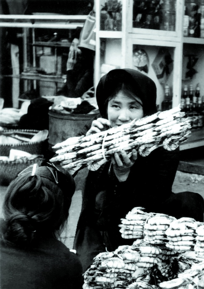 Street vendors in Hanoi in the old days