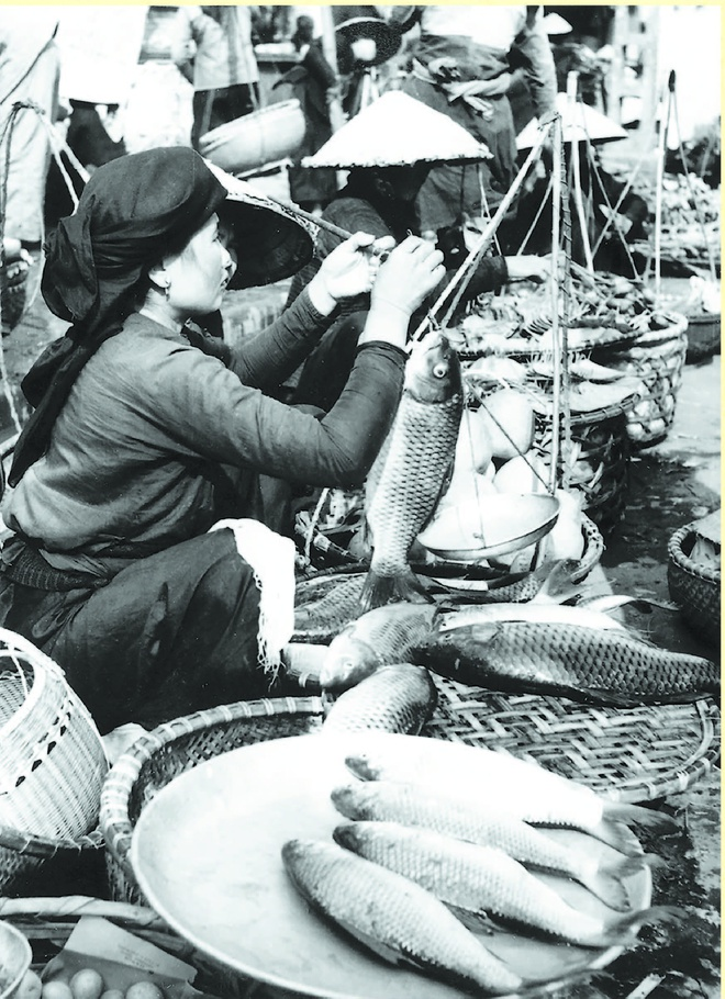Street vendors in Hanoi in the old days