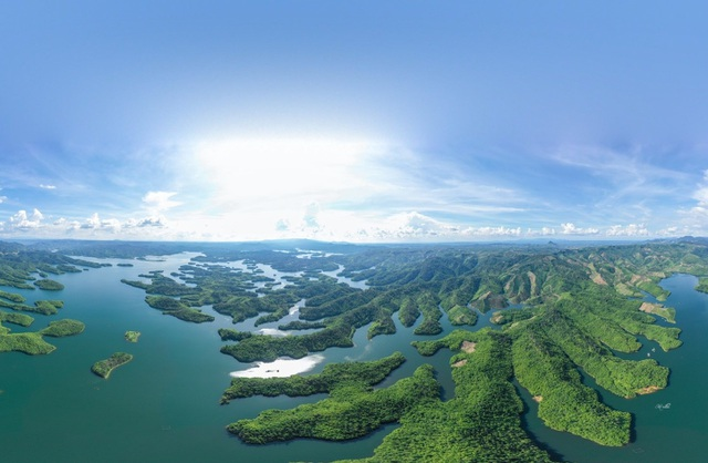 dreamy beauty of the lake dubbed as ha long bay of central highlands
