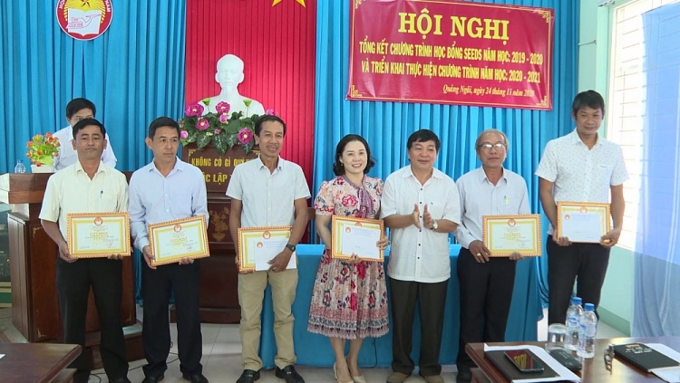 quang ngai students receive seeds scholarship in 2020 2021 school year