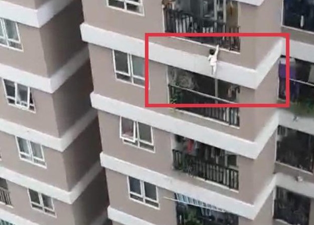 2 year old vietnamese girl survives fall from 12th floor thanks to superhero delivery man