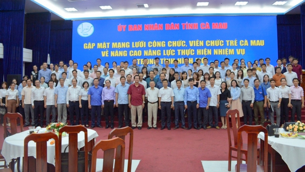 The leaders of the People's Committee of Ca Mau province take souvenir photos with a team of young civil servants and officials of the province.